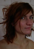 Рыжеволосая бестия занимается гимнастикой в комнате 31 фото Рыжеволосая бестия занимается гимнастикой в комнате 31 фото