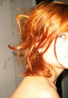 Рыжеволосая бестия занимается гимнастикой в комнате 28 фото Рыжеволосая бестия занимается гимнастикой в комнате 28 фото