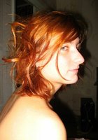 Рыжеволосая бестия занимается гимнастикой в комнате 30 фото Рыжеволосая бестия занимается гимнастикой в комнате 30 фото