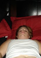 Партнерша отсасывает и лежит голой на кровати 11 фото Партнерша отсасывает и лежит голой на кровати 11 фото