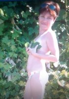 Барышня позирует в чулках и трусиках на даче 1 фото Барышня позирует в чулках и трусиках на даче 1 фото