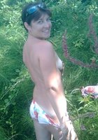 Барышня позирует в чулках и трусиках на даче 16 фото Барышня позирует в чулках и трусиках на даче 16 фото