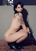 Брюнетка с татуировками хвастается на крыше дома голым телом 1 фото Брюнетка с татуировками хвастается на крыше дома голым телом 1 фото