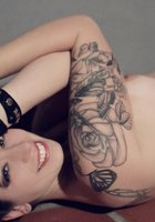 Брюнетка с татуировками хвастается на крыше дома голым телом 21 фото Брюнетка с татуировками хвастается на крыше дома голым телом 21 фото