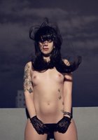 Брюнетка с татуировками хвастается на крыше дома голым телом 11 фото Брюнетка с татуировками хвастается на крыше дома голым телом 11 фото