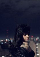 Брюнетка с татуировками хвастается на крыше дома голым телом 28 фото Брюнетка с татуировками хвастается на крыше дома голым телом 28 фото