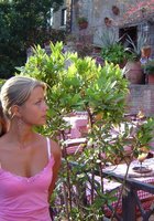 Девушка делает минет своему мужчине в небольшой комнате 1 фото Девушка делает минет своему мужчине в небольшой комнате 1 фото