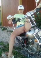 Обнаженная вертихвостка занимается сексом втроем на полу 4 фото Обнаженная вертихвостка занимается сексом втроем на полу 4 фото