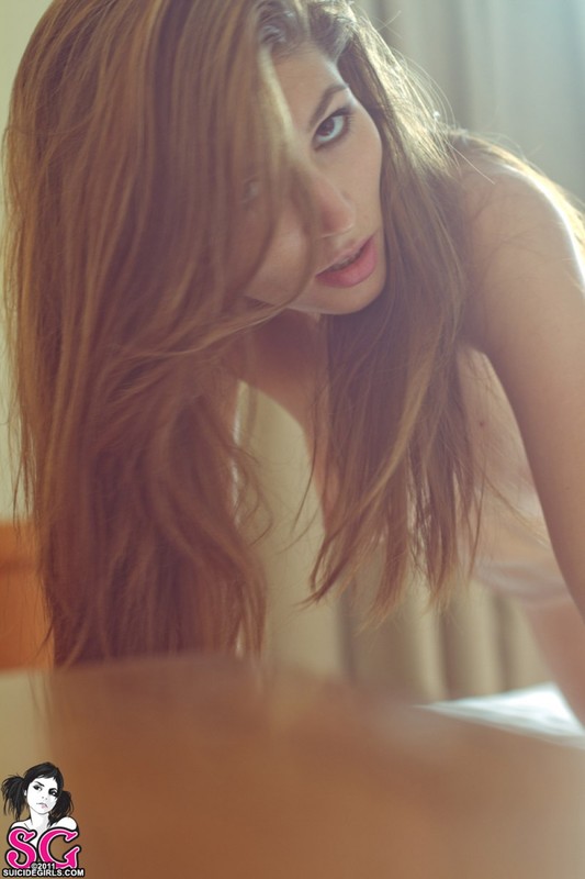 Деваха красиво снимает ночнушку с фиолетовым поясом в 8 утра 22 фотография