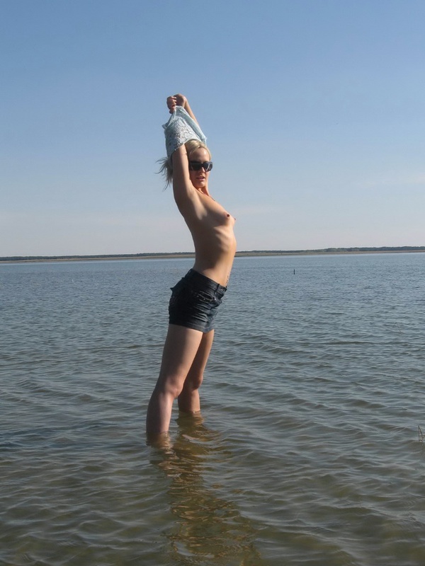 Откровенная блондинка демонстрирует свои способности 17 фотография