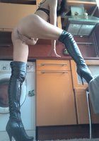 Знойная мамаша затеяла уборку обнаженной 8 фото Знойная мамаша затеяла уборку обнаженной 8 фото