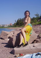 Брюнетка в платке позирует на побережье 9 фото Брюнетка в платке позирует на побережье 9 фото