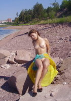 Брюнетка в платке позирует на побережье 10 фото Брюнетка в платке позирует на побережье 10 фото