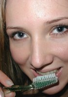 Баба ласкает письку зубной щеткой и позволяет запечатлевать это крупным планом 3 фото Баба ласкает письку зубной щеткой и позволяет запечатлевать это крупным планом 3 фото