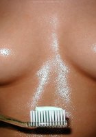 Баба ласкает письку зубной щеткой и позволяет запечатлевать это крупным планом 9 фото Баба ласкает письку зубной щеткой и позволяет запечатлевать это крупным планом 9 фото