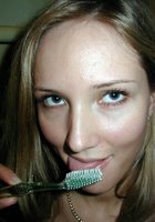 Баба ласкает письку зубной щеткой и позволяет запечатлевать это крупным планом 12 фото Баба ласкает письку зубной щеткой и позволяет запечатлевать это крупным планом 12 фото