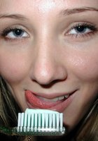 Баба ласкает письку зубной щеткой и позволяет запечатлевать это крупным планом 11 фото Баба ласкает письку зубной щеткой и позволяет запечатлевать это крупным планом 11 фото