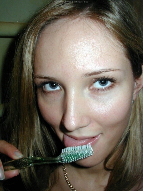 Баба ласкает письку зубной щеткой и позволяет запечатлевать это крупным планом 12 фотография