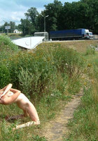 Милфа с обвисшими титьками красуется мохнаткой посреди поля 3 фото Милфа с обвисшими титьками красуется мохнаткой посреди поля 3 фото