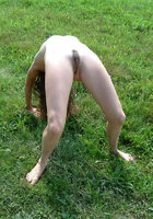 Милфа с обвисшими титьками красуется мохнаткой посреди поля 12 фото Милфа с обвисшими титьками красуется мохнаткой посреди поля 12 фото