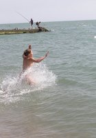 Молодая девушка хвастается откровенными снимками с голыми дойками на отдыхе 14 фото Молодая девушка хвастается откровенными снимками с голыми дойками на отдыхе 14 фото