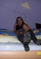 Девица засовывает во влагалище вибратор и раздвигает половые губы 3 фото Девица засовывает во влагалище вибратор и раздвигает половые губы 3 фото