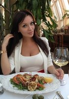 Блондинка в красном лежит на полу 2 фото Блондинка в красном лежит на полу 2 фото