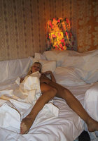 Девушка нежится в постели без одежды 11 фото Девушка нежится в постели без одежды 11 фото