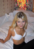 Девушка нежится в постели без одежды 4 фото Девушка нежится в постели без одежды 4 фото