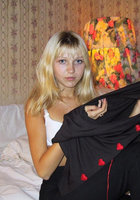 Девушка нежится в постели без одежды 2 фото Девушка нежится в постели без одежды 2 фото