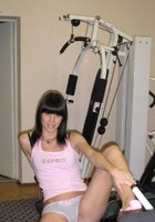 Молодая брюнетка красуется розовой писей в тренажерном зале 1 фото Молодая брюнетка красуется розовой писей в тренажерном зале 1 фото