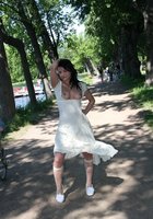 Озорница светит сиськами на виду у прохожих 10 фото Озорница светит сиськами на виду у прохожих 10 фото