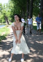 Озорница светит сиськами на виду у прохожих 8 фото Озорница светит сиськами на виду у прохожих 8 фото