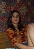 Голая брюнетка позирует в деревенской спальне 5 фото Голая брюнетка позирует в деревенской спальне 5 фото