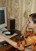 Голая брюнетка позирует в деревенской спальне 19 фото Голая брюнетка позирует в деревенской спальне 19 фото