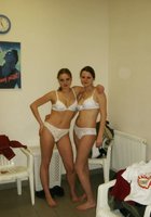 Девушка с подругой позируют голыми после бани 2 фото Девушка с подругой позируют голыми после бани 2 фото