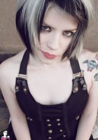 Голая неформалка принимает пошлые позы на балконе и диване 8 фото Голая неформалка принимает пошлые позы на балконе и диване 8 фото