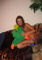 Обнаженная телка эротично позирует у себя дома 3 фото Обнаженная телка эротично позирует у себя дома 3 фото