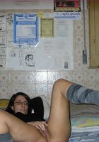 Игривая брюнетка с плохо выбритой вагиной задирает ноги 5 фото Игривая брюнетка с плохо выбритой вагиной задирает ноги 5 фото