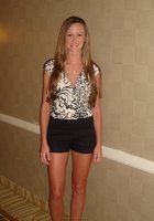 Парочка сидит в подозрительно скромной позе 7 фото Парочка сидит в подозрительно скромной позе 7 фото