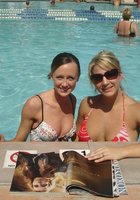 Парочка сидит в подозрительно скромной позе 4 фото Парочка сидит в подозрительно скромной позе 4 фото