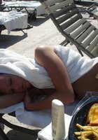 Парочка сидит в подозрительно скромной позе 6 фото Парочка сидит в подозрительно скромной позе 6 фото