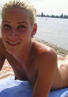 Обнаженные бабы сидят в обнимку с парнем возле бани 13 фото Обнаженные бабы сидят в обнимку с парнем возле бани 13 фото