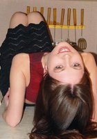 Брюнетка уселась голой попкой на кухонную столешницу 2 фото Брюнетка уселась голой попкой на кухонную столешницу 2 фото