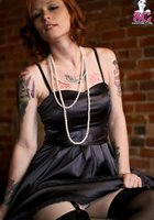 Рыжая неформалка в длинных бусах и с тату красиво раздевается 12 фото Рыжая неформалка в длинных бусах и с тату красиво раздевается 12 фото