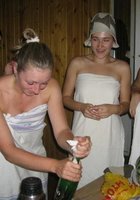 Компания девушек отдыхает в бане без одежды и купальников 1 фото Компания девушек отдыхает в бане без одежды и купальников 1 фото