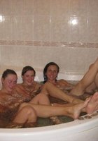 Компания девушек отдыхает в бане без одежды и купальников 2 фото Компания девушек отдыхает в бане без одежды и купальников 2 фото