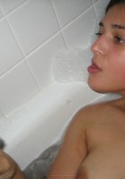 Брюнетка пошло позирует перед бойфрендом и принимает ванну 14 фото Брюнетка пошло позирует перед бойфрендом и принимает ванну 14 фото