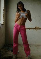 Девушка разделась для парня в заброшенном доме 2 фото Девушка разделась для парня в заброшенном доме 2 фото