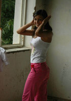 Девушка разделась для парня в заброшенном доме 1 фото Девушка разделась для парня в заброшенном доме 1 фото